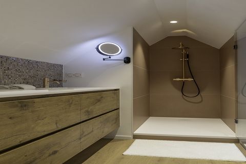 Stap binnen in een charmante villa in Bellegem, een vredig toevluchtsoord tussen Kortrijk, Gent en Brugge, omgeven door weelderige landbouwgrond en op slechts enkele minuten van het serene Bellegembos. Deze authentieke villa combineert traditionele s...