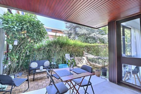 Appartement 2 pièces de 58 m2 habitable, situé au cœur du Parc Montaigne à Fontenay-le-Fleury, à proximité de toutes les commodités. Cet appartement rénové offre : une entrée, une buanderie, une cuisine aménagée, un séjour spacieux et lumineux, une l...