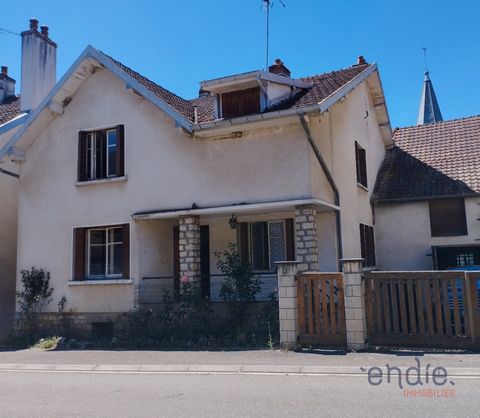A 10 KMS DE MARNAY À vendre dans un petit village authentique, charmante maison de caractère en pierre des années 50, avec de belles surfaces et nombreuses dépendances. ?? Surface habitable : 164 m² ?? Terrain : 646 m² avec cour et jardin sans vis-à-...