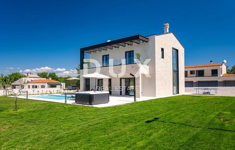 Location: Istarska županija, Labin, Labin. ISTRIA, LABIN - An immaculate house with a swimming pool and a tennis court On the southeastern coast of Istria, where green hills meet the sea, where nature and heritage unite, there are two towns of simila...