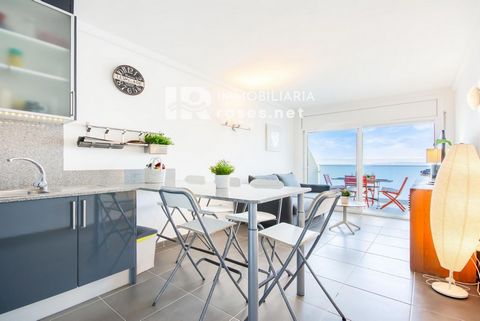 Discover this charming apartment located on the seafront in the sought-after area of El Faro, in Roses. Located on the first floor, this property offers spectacular views of the sea and an unbeatable location to enjoy the Costa Brava all year round. ...
