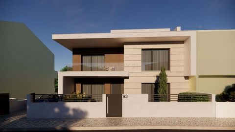 4-bedroom house under construction in Santa Iria da Azóia, ideal for those seeking tranquility, comfort and proximity to Lisbon. With a modern design and quality finishes, this house offers four bedrooms, a spacious living room with plenty of natural...