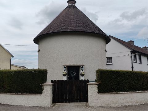 . Uniek roundhouse - Vrijstaand huis met 3 slaapkamers in het hart van Lanesboro - kant-en-klaar, stijlvol en vol potentieel We zijn verheugd om dit werkelijk unieke en prachtig onderhouden vrijstaande roundhouse met drie slaapkamers te presenteren, ...