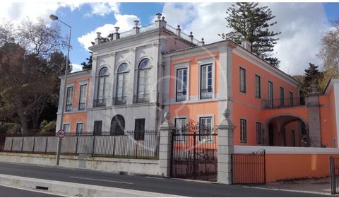 La Quinta do Relógio date du XIXe siècle après avoir été achevée en 1860, sous la direction de l'architecte Cinatti de Sienne, et était la résidence d'été de Son Altesse Royale D. Fernando II du Portugal (fils du prince Ferdinand de Saxe-Coburg-Gotha...