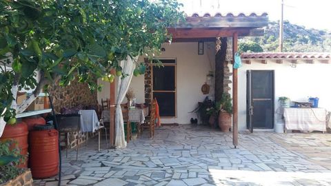 Sitia Una bella casa con ampio cortile vicino a Sitia. La proprietà si trova a 5 km da Sitia e 1000 metri dal mare. La casa è di 78m2 su un terreno di 175m2. Si compone di una zona giorno open space con cucina e camino, due camere da letto, un bagno ...