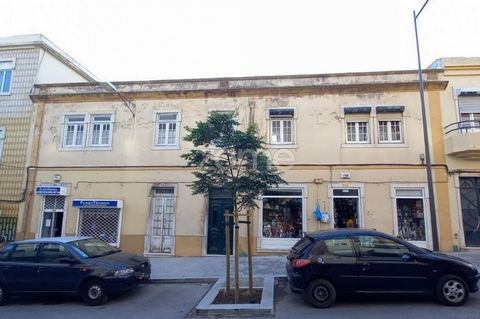Identificação do imóvel: ZMPT547567 Building in the center of Malveira, for investment. The building is in total ownership, comprising 6 fractions, 2 stores and 4 apartments (T3, T2+1, T2 and T0), with a total area of 338 m2. The property is located ...