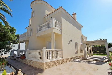 Halfvrijstaande woning in Cabo Roig, Orihuela Costa. Luxe vrijstaande villa met 5 slaapkamers dicht bij het strand in Cabo Roig, met privétuin, zwembad en terras. Op loopafstand van voorzieningen. Slechts 5 minuten met de auto naar de golfbanen en he...