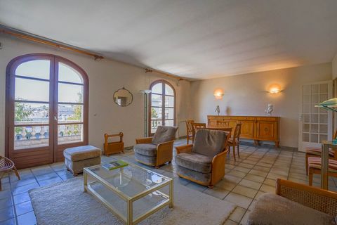 Rodez - T4 apartment of 112m² with terrace of 40m². The apartment, located in a small luxury residence, has a lot of character. It is composed of a 35m² living room opening onto a terrace facing west, a separate kitchen of 14m², 2 bedrooms of 13m² an...