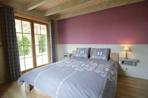 Questo lussuoso chalet con wellness si trova nel cuore delle Ardenne, in una zona residenziale di Septon. Lo chalet può ospitare comodamente un gruppo numeroso. Dallo chalet si possono fare bellissime passeggiate attraverso i bellissimi boschi di Dur...