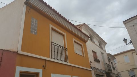 3 bedroom duplex penthouse for sale right on the center of Alhama Town, behind the Townhall and walking diatnce to all sevices and amenitties. This property is ideal for a permanent residence, for those looking for a real spanish life in a cultural T...