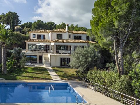 This spacious villa with wonderful sea views is located on an unusually large plot for the coveted Cas Catalá area and is a paradise especially for sports lovers and in general for a large family that enjoys outdoor activities. Apart from spacious te...