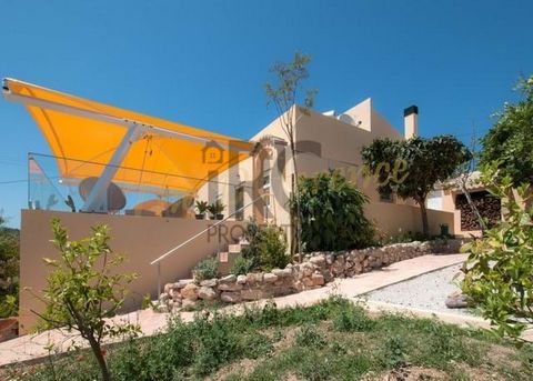 Located in Loulé. This charming 4 bedroom villa has been tastefully renovated keeping all the traditional features and offering a tranquil location in a quiet area. Parragil is just a short drive to Loule and Boliqueime centers and about 15 mins to t...