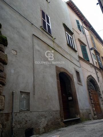 LAZIO - VITERBO - WELSH TOWNHOUSE IN THE HISTORICAL CENTER Sky-earth building consisting of a single apartment on three levels, of about 135 square meters. The property is accessed through a characteristic door with a stone vault and the rooms are di...