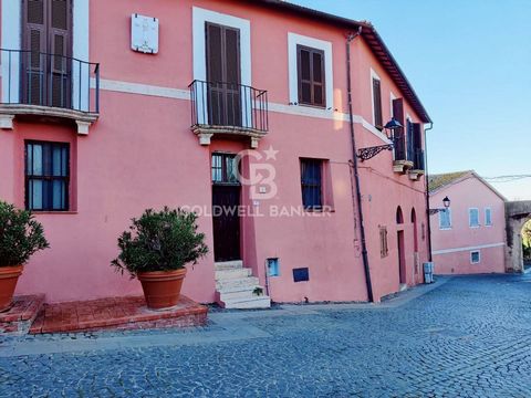 LAZIO - VITERBO - MONTALTO DI CASTRO WAREHOUSE/OFFICE ROOM IN THE HISTORIC CENTER Need to open a studio? Would you like to do it inside a historic building? In the main square of the historic center of Montalto di Castro, we have the right place for ...