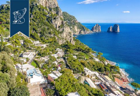 Conosciuta come la Perla del Mediterraneo, Capri è una fra le isole più incantevoli del mondo, un piccolo paradiso terrestre sito nel cuore del Golfo di Napoli. Immerso in una location di incomparabile bellezza a Capri, questo appartamento in vendita...