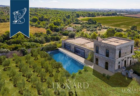 This big historical farm, dating back to the 18th century, is for sale in Massafra, Apulia. This property measures about 1,000 sqm and currently needs to be renovated, but has all the features to become a magnificent estate with a swimming pool. Surr...