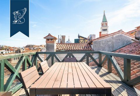 Avec vue sur la Place Saint-Marc, à Venise, ce luxueux penthouse est à vendre sur deux niveaux avec un belvédère privé. Luxueusement restaurée, elle a une surface intérieure de 140 m², disposée sur les deux derniers étages d'un élégant édifice d...
