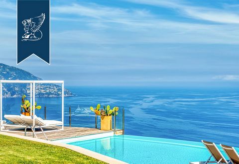 In Sorrento, in an extraordinary sea-facing position on the Amalfi Coast, between the exclusive Capri and Positano, there is this luxurious panoramic villa with a 1-hectare park for sale. Arranged in terraces, the garden is a magical place to relax w...