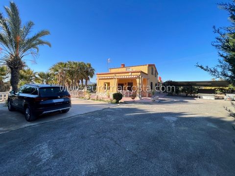 Country house located in the area of La Algoda, very close to Matola and very well connected with both Elche and Crevillente, with more than 200 m2 of housing and surrounded by 6700m2 of land, a natural charm just a few minutes from the city. The hou...
