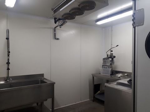 Commercial premises of 60m2 equipped with cold rooms (negative and positive). It is located in an industrial area with easy access. No condominium fees. Ideal laboratory preparation, deliveries. Possibility to modulate the interior and integrate a co...