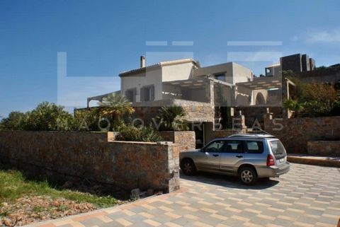 Een nieuwe en moderne villa van 200 m² met 3 slaapkamers te koop op Kreta, gebouwd op een perceel van 2000 m², met een werkelijk opwindend uitzicht op de stad en de baai van Elounda. Deze villa ligt op slechts enkele minuten afstand van het prachtige...