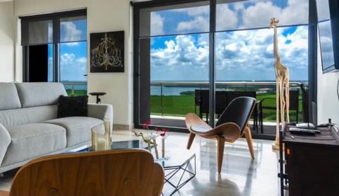 Rymlig och ljus lägenhet med vacker panoramautsikt. Lägenhet med två sovrum fullt möblerad och redo att njuta av. Den har ett gym, familje- och vuxenpool, paddelbana, 24/7 säkerhet, direkt tillgång till köpcentret Marina Puerto Cancun, tillgång till ...