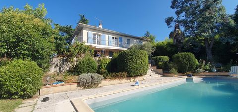 Make a real estate purchase with this house with 5 bedrooms and a large pleasant and sunny terrace on the territory of Foulayronnes. In terms of space and capacity, this villa offers great qualities for your family. Get in touch with Au Centre de L'I...
