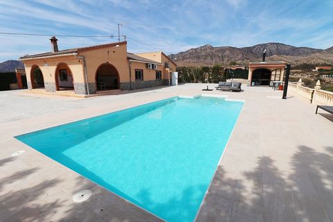 A spacious chalet for sale with a 2000 meters terrain for sale in Albatera, Alicante. A very quiet area and spectacular views. Four luminous and big bedrooms, a bathroom with shower and a living-dinning room and an open kitchen. Air-conditioning in a...