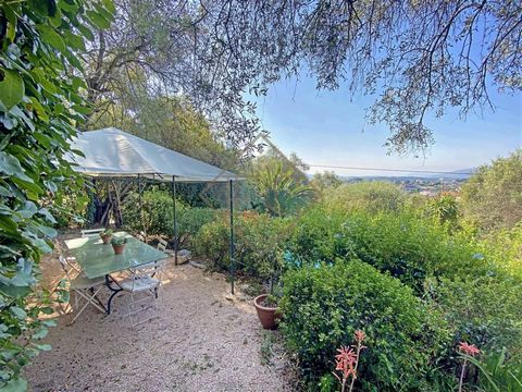 In a highly prized area close to shops and a short walk to the center of Grasse, this charming house built in the early 1900s offers an open view of the sea and hills. It consists of stunning and bright proportions, a living room with a fireplace, a ...