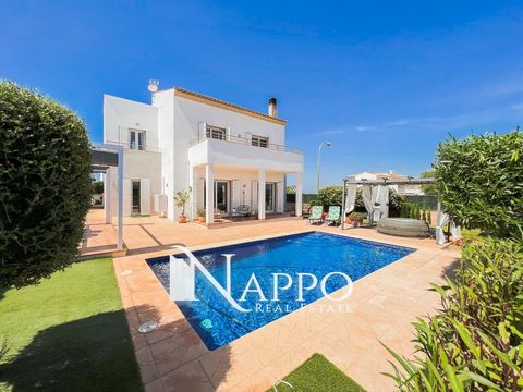 Nappo Real Estate presents this beautiful villa in the residential area of Las Palmeras with the possibility of direct purchase or rent with option to buy.A lovely garden surrounds the villa, creating a charming setting with a swimming pool to enjoy ...