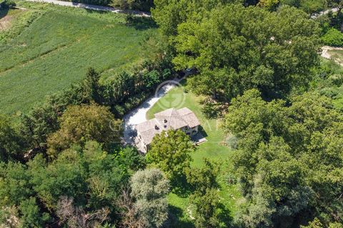 In a perfect combination of proximity to the town and maximum privacy, within the wonderful landscape context of the Umbrian countryside and its typical location along a watercourse of the Tiber river stands Podere la Barca. The farmhouse develops an...