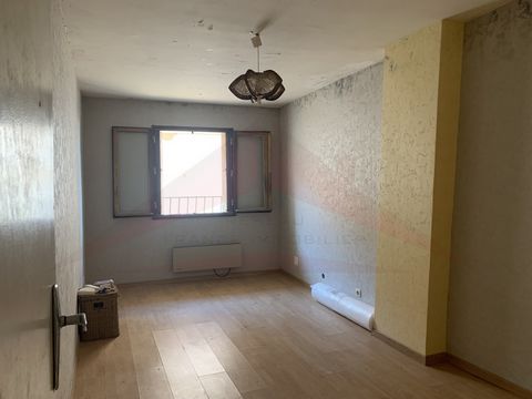 VENDRES, Friend handyman this village house to renovate which includes 4 rooms is for you !!. It has a living room with its open kitchen, 3 bright bedrooms and an office. Its asset: potential with its convertible attic and volumes !! Contact Pierre q...