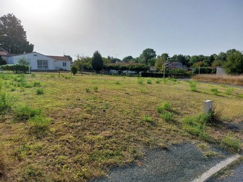 Beautiful buildable land in town close to shops and town center. It is a flat land in the shape of a quarter circle. It is treeless, in a beautiful environment. Price including agency fees : €61 000 Price excluding agency fees : €55 000 Buyer commiss...