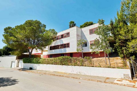 Fantastic opportunity to purchase a large family villa in the sought after area of Campoamor, the villa is situated on a 956 m2 plot in a quiet road overlooking green area and only 800m from the beach. Spread over three floors this villa has a total ...