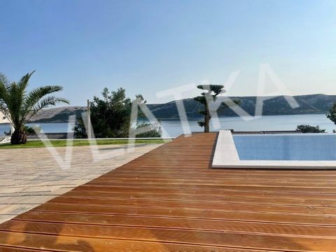 NEW CONSTRUCTION: VILLA WITH SWIMMING POOL, 1ST ROW TO THE SEA A modern luxury villa for sale, only 140 m from the sea, with a wonderful view of the sea, in an excellent location in Stara Novalja. The villa consists of a ground floor and a first floo...