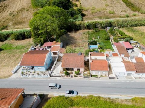 Single storey 2 bedroom villa on a plot of 1,248m2 just 5 minutes from the city of Torres Vedras. Comprising entrance hall, living room, kitchen, bathroom and 2 bedrooms. It also has an attic with good high ceilings, 2 car entrance gates, garage for ...