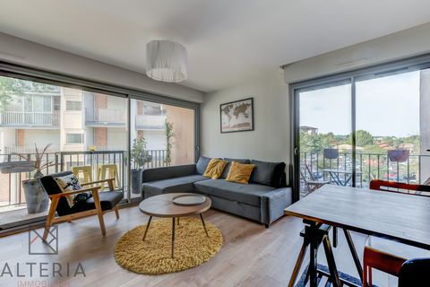 EXCLUSIVITY ALTERIA IMMOBILIER Offers you this apartment type 2 of 50m2 on the privileged site of PORT SUD. Pleasant apartment completely renovated in 2021, triple exposure with these three balconies. Living room of about 35m2, fitted kitchen. Bedroo...