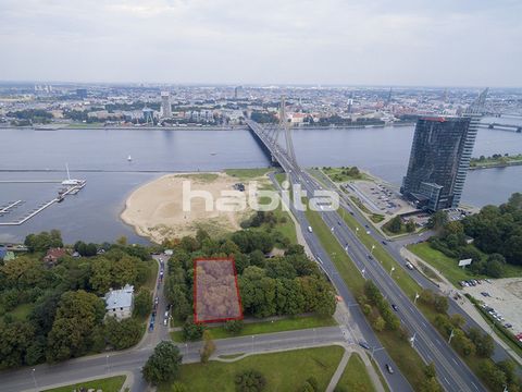 Land plot on the riverside for a new apartment building, office building or any other project.Next to one of the few bridges, one of the main roads in Riga connects the city centre to the left bank of Daugava. Kipsala region where this land is locate...