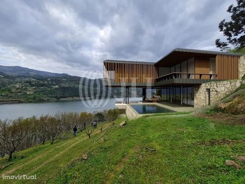 Terreno com 5072 m2 para construção de moradia, com vista desafogada sobre o rio Douro, com potencial construtivo para 299 m2, em Resende, Viseu. O projeto de arquitetura contemporânea, foi totalmente inspirado na região, privilegiando os materiais, ...