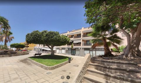 Amplio local comercial de 160 m2 está a la venta en la ciudad de Puerto de Santiago para reformar. Usted puede planificar su oficina u otra actividad aquí y hacer 2 plazas de aparcamiento privado. El local tiene 2 entradas: la principal desde el parq...