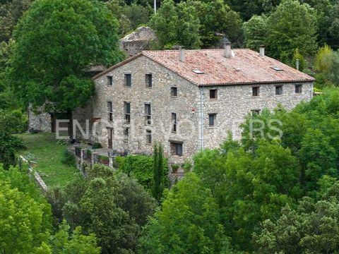 ENCHANTING 19TH-CENTURY COUNTRY HOUSE This magnificent 19th-century country house is located in an idyllic setting, surrounded by majestic oak and pine forests, and enjoys a gentle microclimate in the Vall de Bianya. It has been completely restored t...