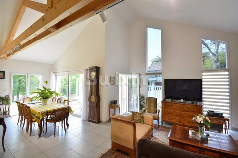 Ref 67143FD: 10 minutes from the Swiss border St-Genis-Pouilly and Geneva/CERN Meyrin, beautiful recent house from 2012 on 901 m² of enclosed land. Municipality of Echenevex. Quiet and residential area. This house is composed of a bright living room/...