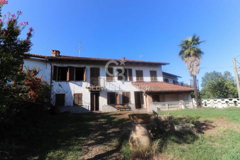 We offer for sale in Rocchetta Tanaro adjacent to the Natural Park, a detached house of 230 m2 with a large garden of 150 m2 with the possibility of a swimming pool on two levels. It is divided between the ground floor and the first floor. On the gro...