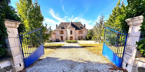 Prachtig 16e-eeuws kasteel in het hart van het platteland van de Charente Limousin. Dit mooie pand dat zich uitstrekt over meer dan 4 hectare bestaat uit een kasteel van 370 m², een huisje van 160 m², een vijver van meer dan 2000 m² en verschillende ...