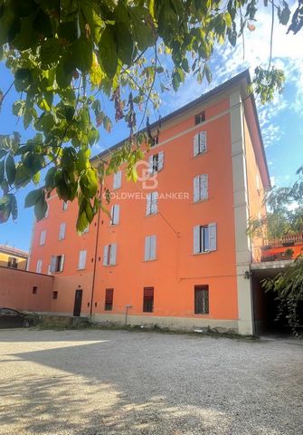 Bologna - Margherita Gardens Adjacency Via Castiglione 60 m2 - Garden - New Business In the immediate vicinity of Porta Castiglione, a 60 m2 apartment is for sale, undergoing complete renovation. It is located on the ground floor with a private garde...