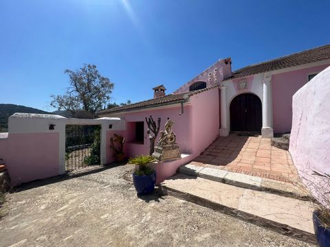 This artistic character farm is totally unique and special, specially decorated by the owner with objects from different parts of the world, the farm is sold with furniture and decoration included. It has 5 bedrooms with 5 bathrooms, a private pool, ...