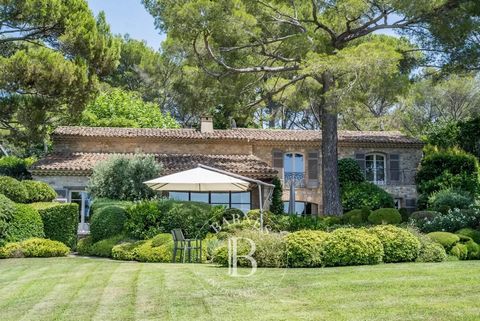 Propriété de charme, au calme absolu, entièrement rénovée par l'architecte Pellerin et son magnifique jardin paysagé signé Jean Mus. Sans aucun vis à vis, la propriété bénéficie d'une vue magnifique sur le village de Mougins et le massif de l’Estérel...