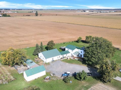 Does the country air appeal to you? This is a dream opportunity. Large property located on 3.9 acres of land where you can carry out your projects. The property has 6 bedrooms, 4 of which have their own bathroom with shower. Ideal for a gîte, Airbnb ...