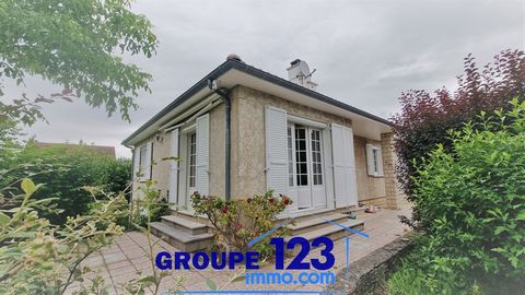 In a residential area, this pavilion built on total basement offers an entrance on clearance, a living room / living room, three bedrooms and two bathrooms. In the basement are a garage of about 50 m2, a workshop, a boiler room with a VIESSMAN oil bo...