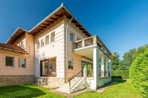 Beautiful, luxury family house for sale in Érd, only a short drive away from Budapest. The property is located in Érd Parkváros, one of the nicest neighborhoods in the suburban satellite town, close to a forested area. The house is situated on the mi...